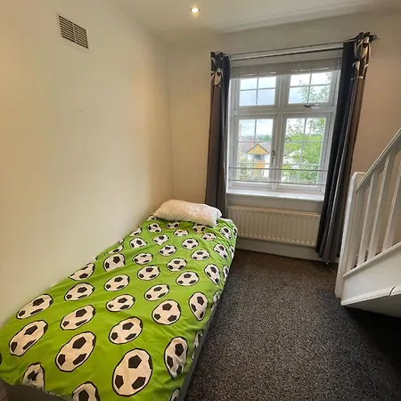 Charming 4-bed House In Sheffield