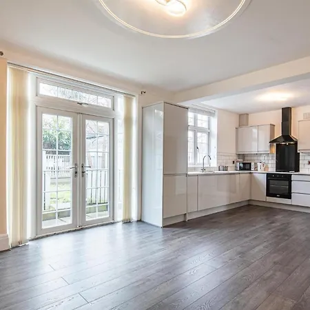 Charming 4-bed House In Holiday home