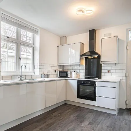 Charming 4-bed House In Sheffield