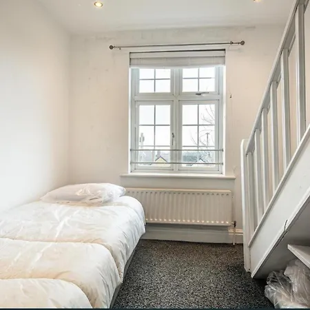 Charming 4-bed House In Holiday home