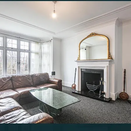 Holiday home Charming 4-bed House In Sheffield